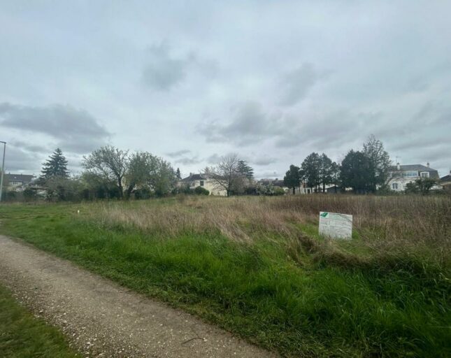 Terrain constructible de 800m² à Amilly